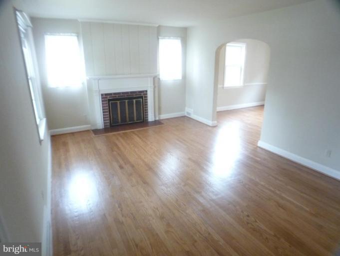 37 Tanglewood Road Catonsville, MD 21228 - Photo 3 of 26 Living Room #2