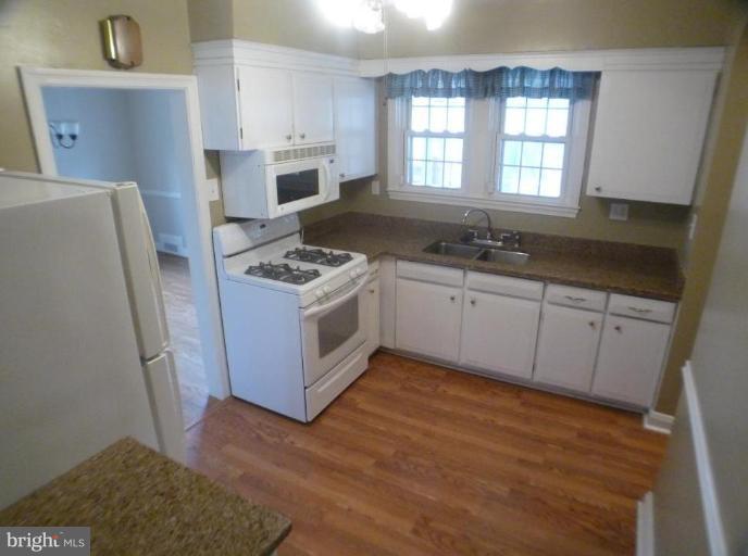 37 Tanglewood Road Catonsville, MD 21228 - Photo 5 of 26 Kitchen