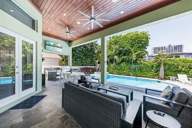 a view of a backyard