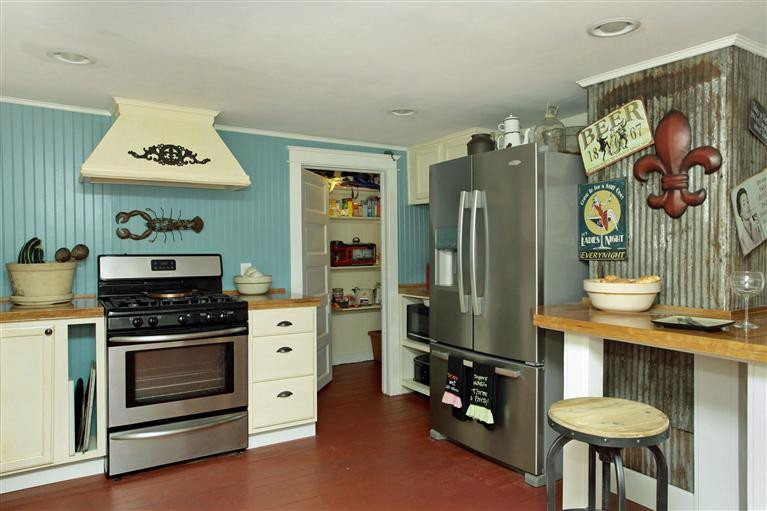 2224 Taylor Ridge Road Nicholasville, KY 40356 - Photo 6 of 37 Pantry in the background. Notice the sp