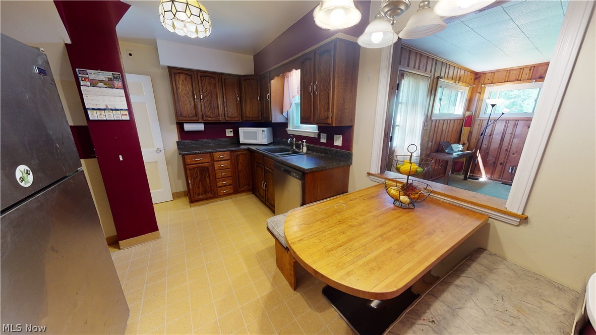 4749 Anderson Road Cleveland, OH 44124 - Photo 7 of 27