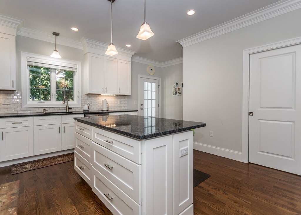 12 Cedar Street, Unit 1 Waltham, MA 02453 - Photo 5 of 33