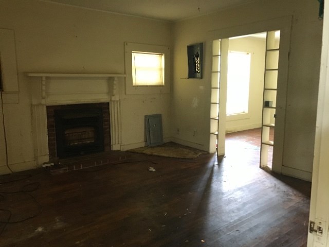 21 Main Street Georgetown, GA 39854 - Photo 7 of 7 a living room with a fireplace