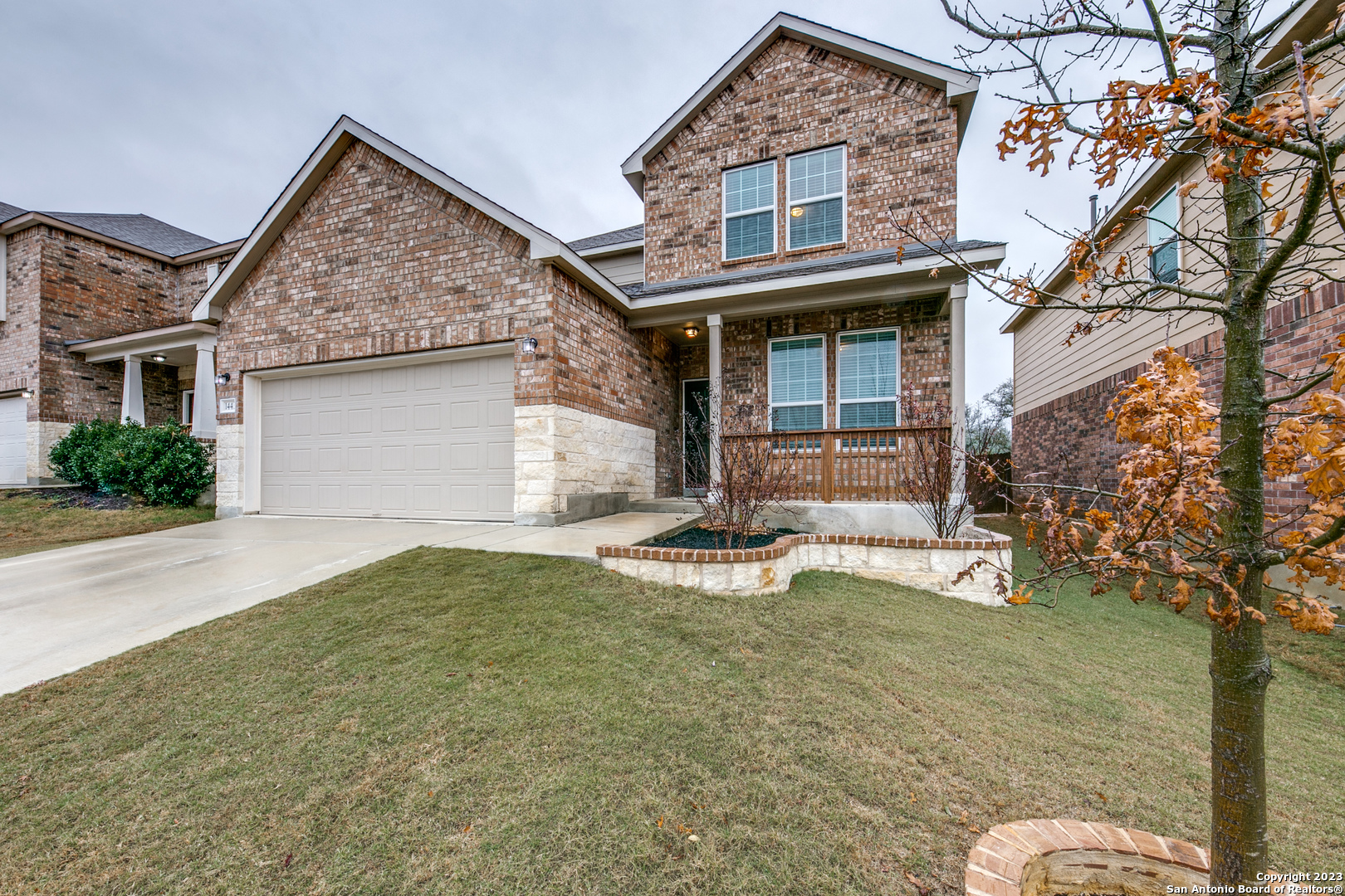 a view of a house with backyard and porch
