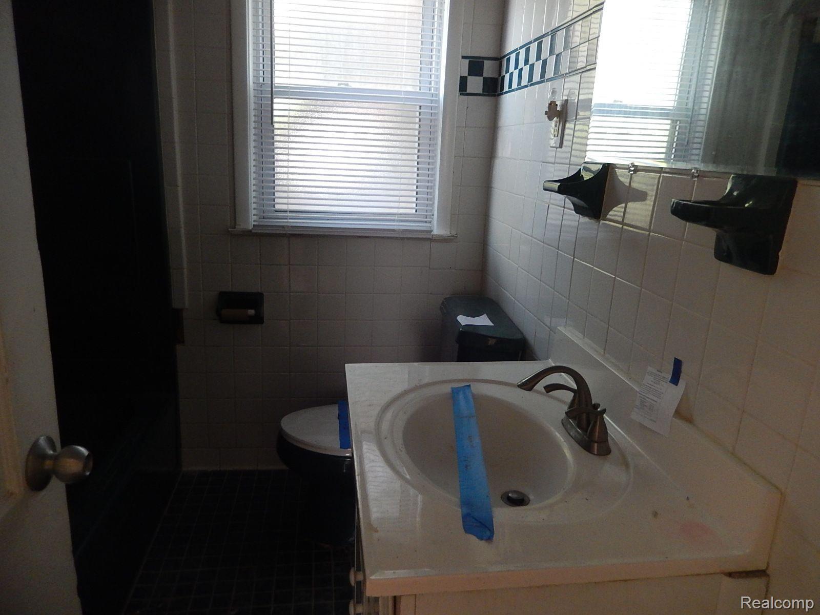 13984 Ashton Road Detroit, MI 48223 - Photo 9 of 13 Gallery Image 9