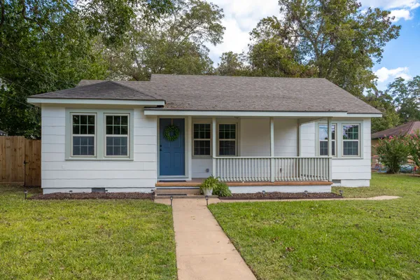 $2,500 | 1517 Live Oak Street, Columbus, TX 78934