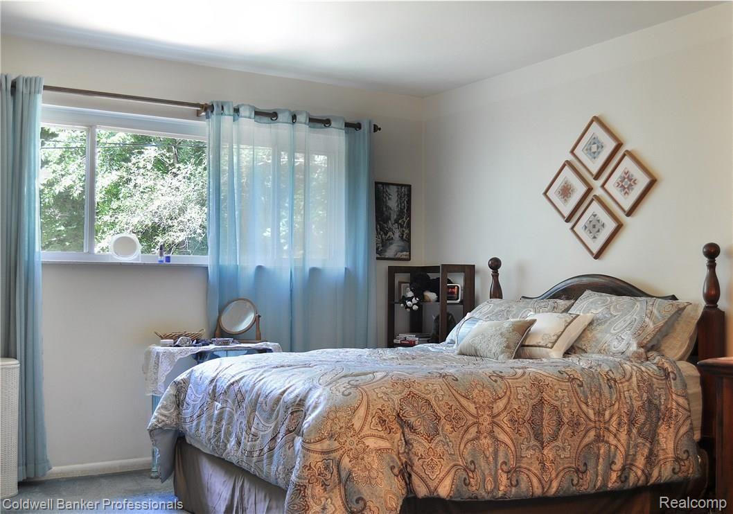 295 Red Oak Lane Rochester, MI 48307 - Photo 22 of 39 21.) Master Bedroom