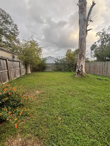 a view of a yard with a house