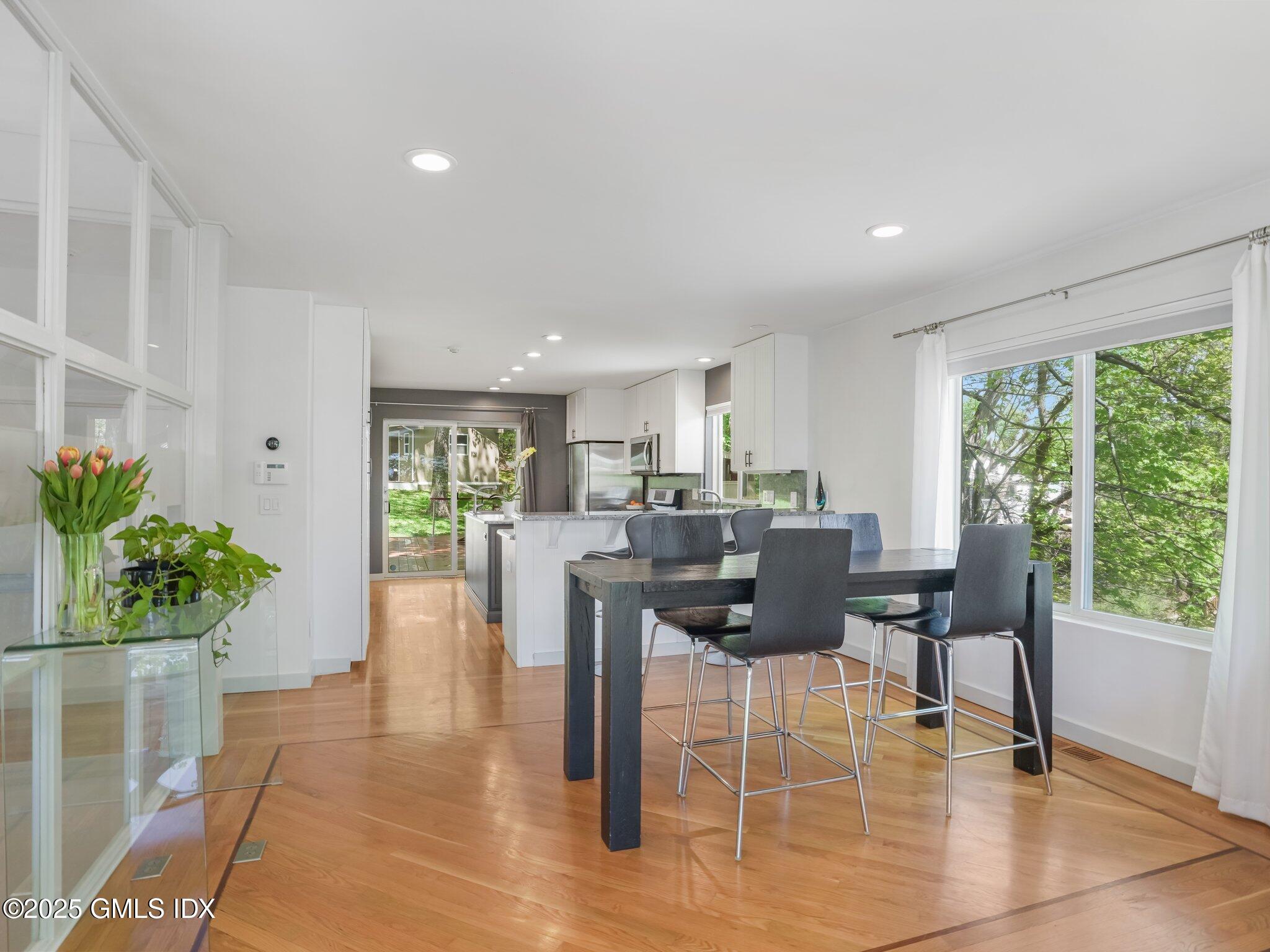 228 Pemberwick Road Greenwich, CT 06831 - Photo 5 of 33 22-web-or-mls-228-pemberwick-rd