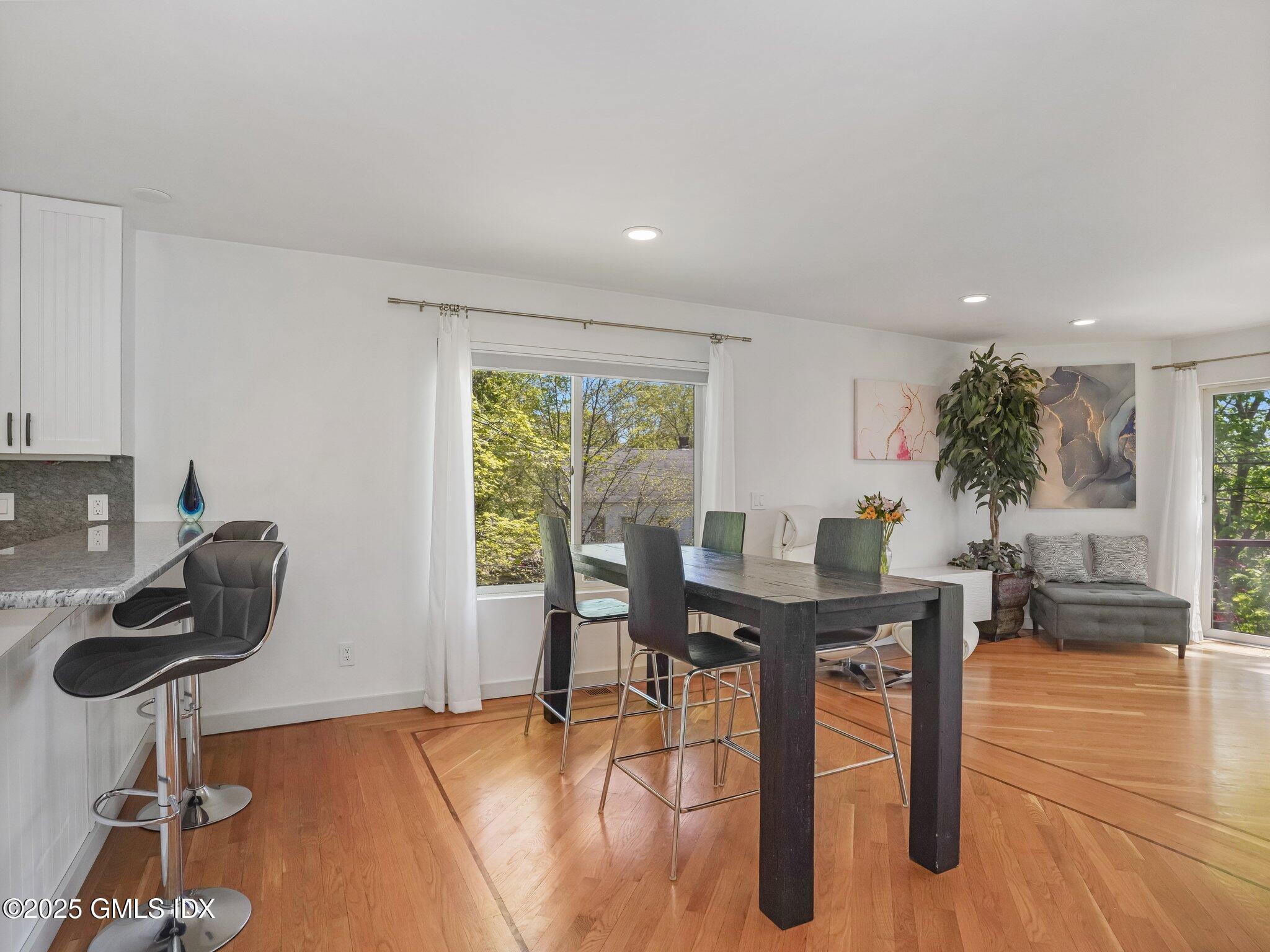 228 Pemberwick Road Greenwich, CT 06831 - Photo 6 of 33 21-web-or-mls-228-pemberwick-rd