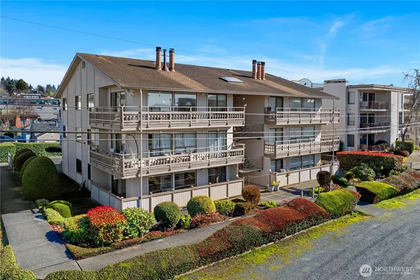 $450,000 | 22508 6th Avenue South, Unit 1, Des Moines, WA 98198