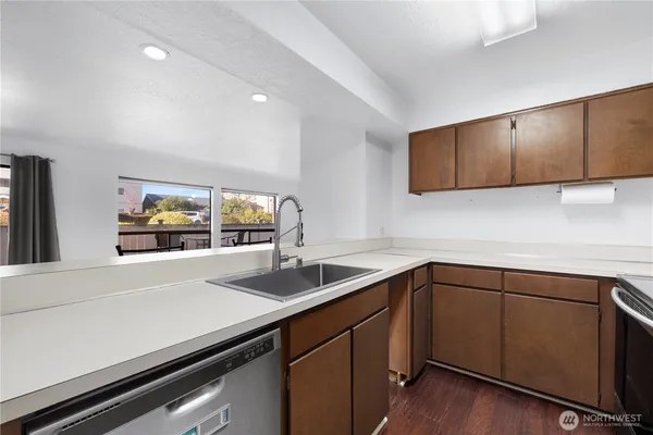 $415,000 | 22508 6th Avenue South, Unit 1, Des Moines, WA 98198