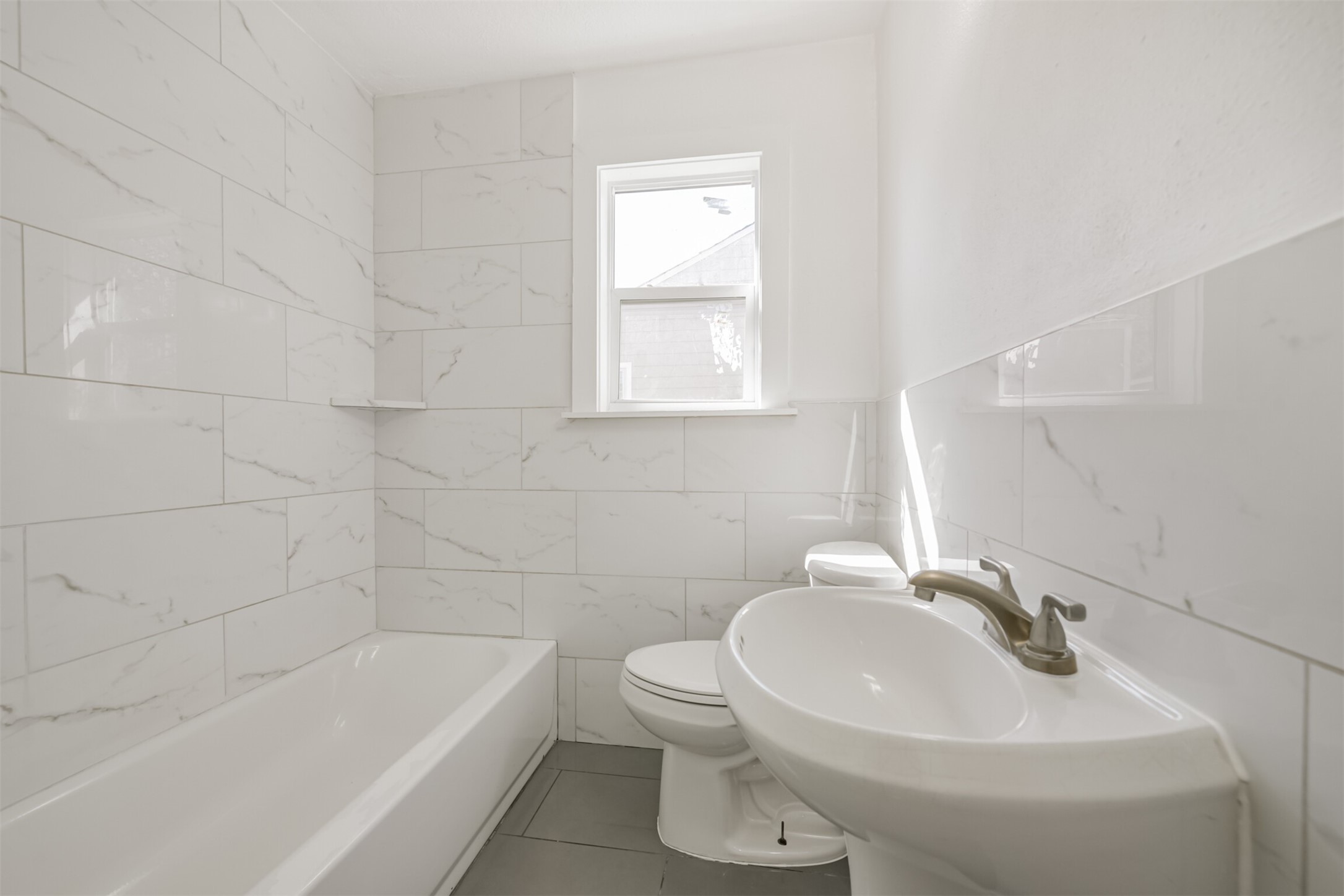 7546 Greendowns Street Houston, TX 77087 - Photo 21 of 33 a bathroom with a sink a toilet and bathtub