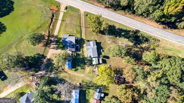 a view of a yard with plants