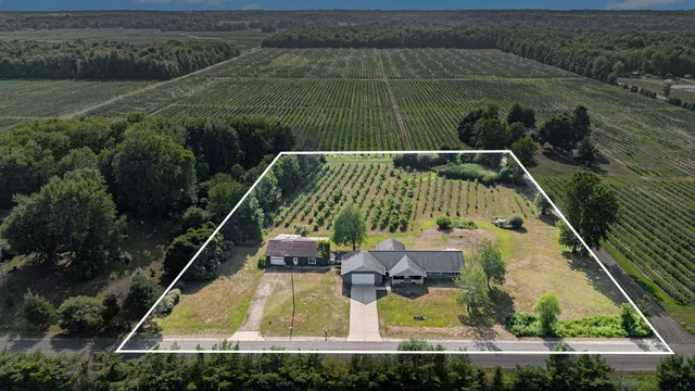 $539,999 | 124 68th Street, South Haven, MI 49090