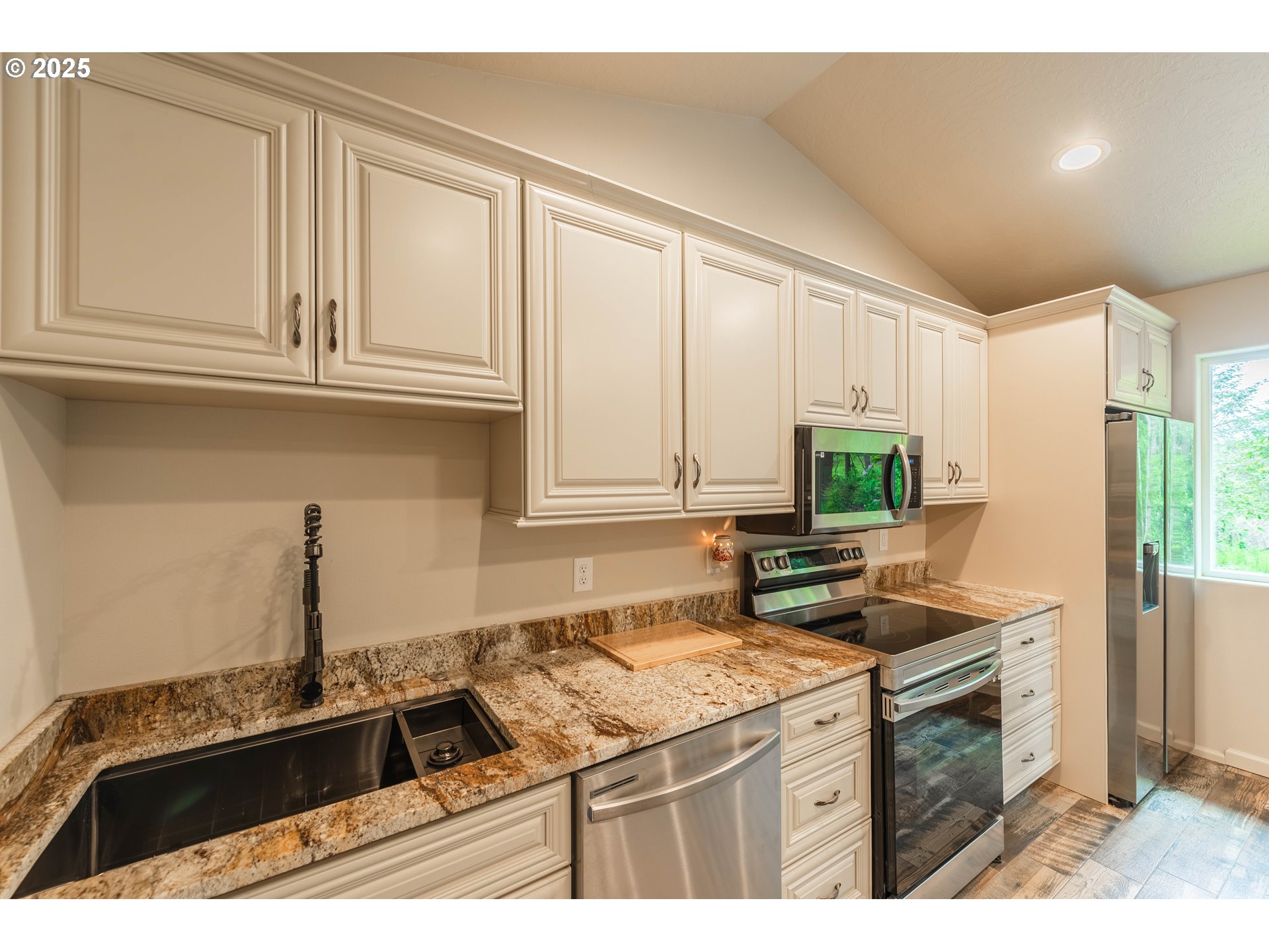 2143 Ash Street North Bend, OR 97459 - Photo 15 of 38