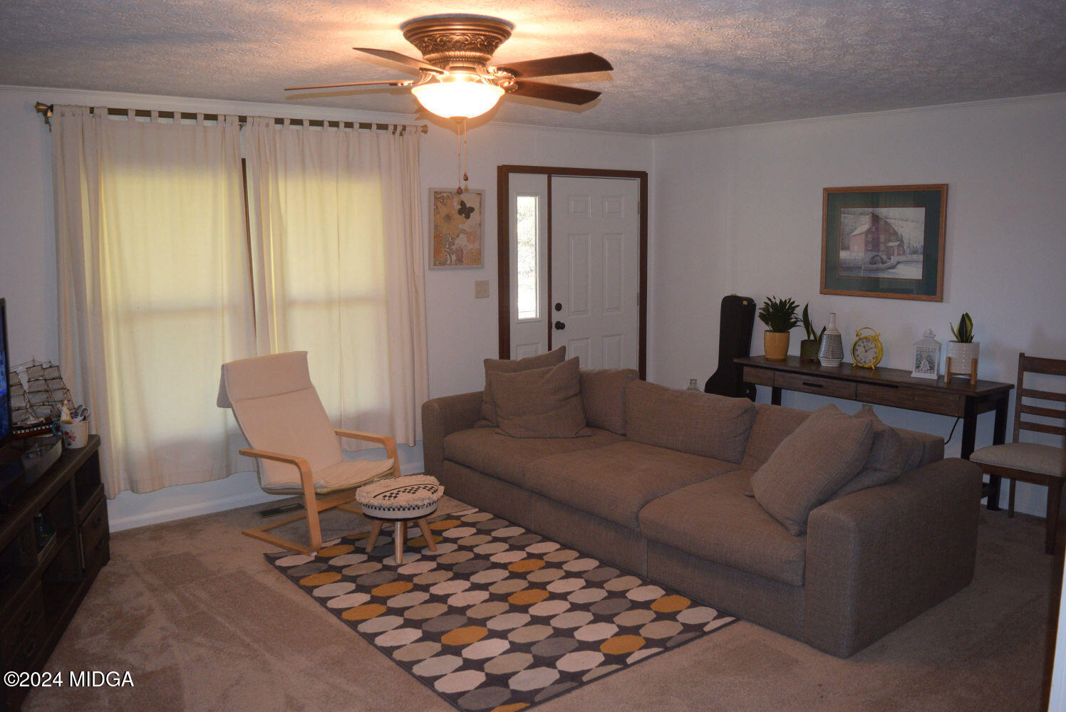 891 Walker Road Byron, GA 31008 - Photo 3 of 24 a living room with furniture and a flat screen tv