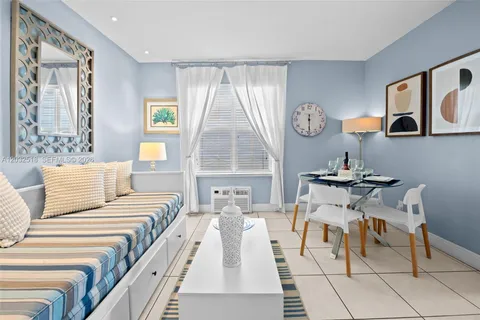 $330,000 | 3030 Collins Avenue, Unit 4E, Miami Beach, FL 33140