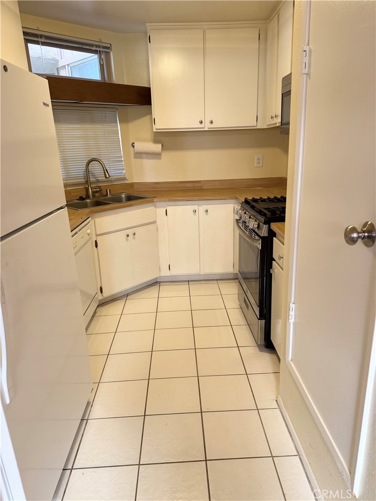 1766 Sinaloa Road, Unit 177 Simi Valley, CA 93065 - Photo 8 of 12 a kitchen with a sink and a stove