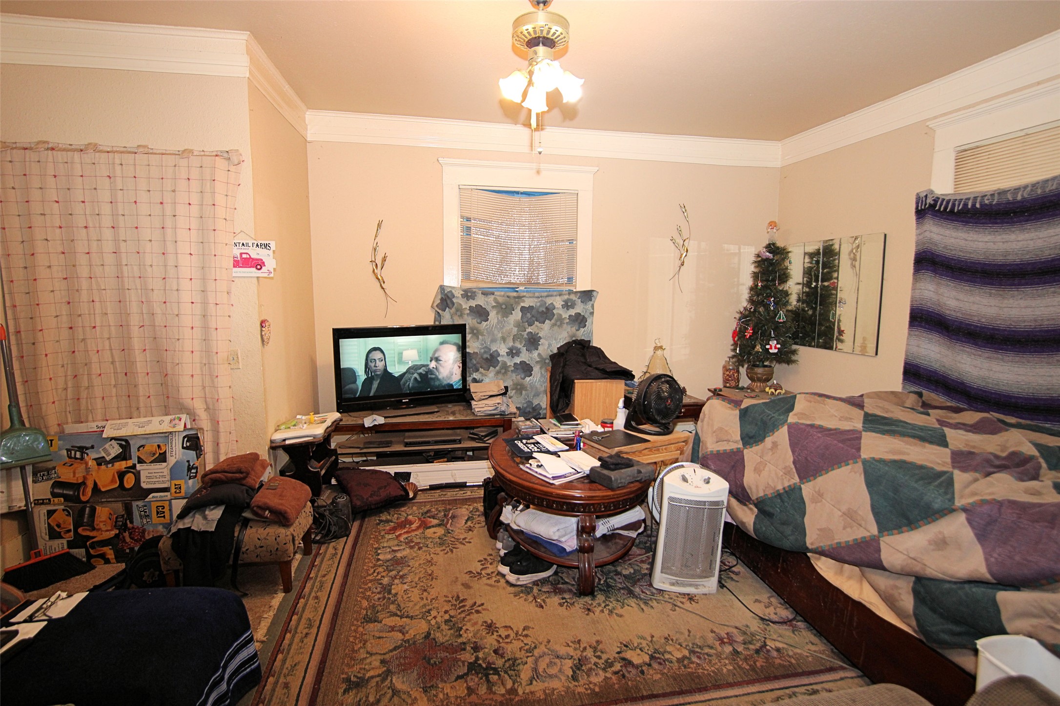 402 Trinity Street Lockhart, TX 78644 - Photo 15 of 18 Living area currently being used as a bedroom
