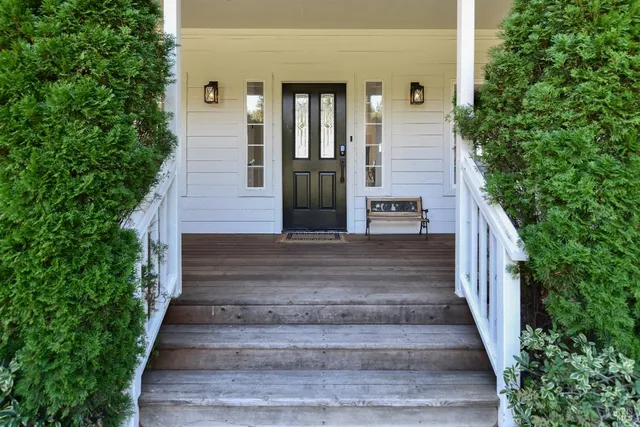 a view of a entrance of the house