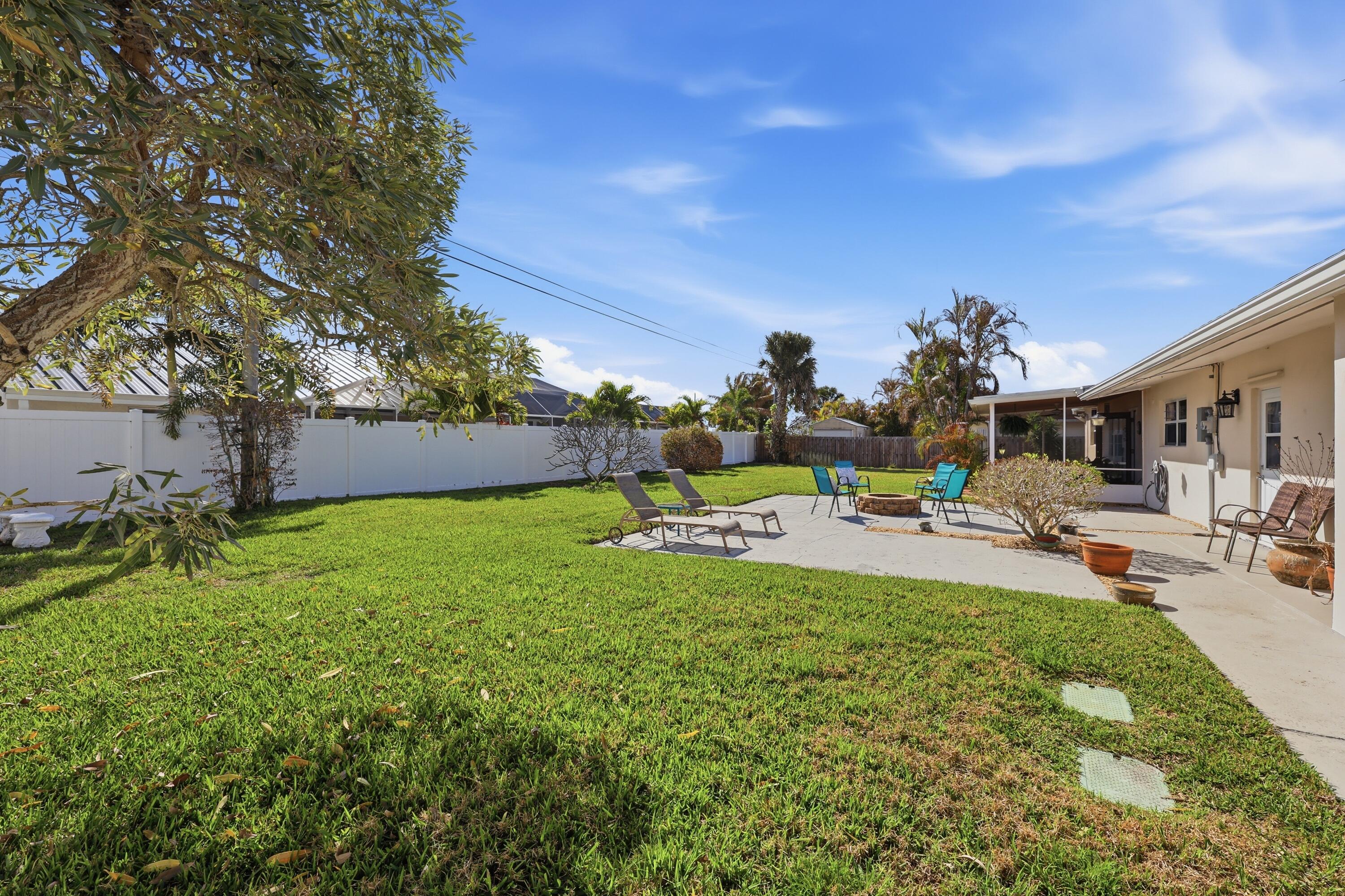 305 Circle East Jupiter, FL 33458 - Photo 31 of 36 Yard