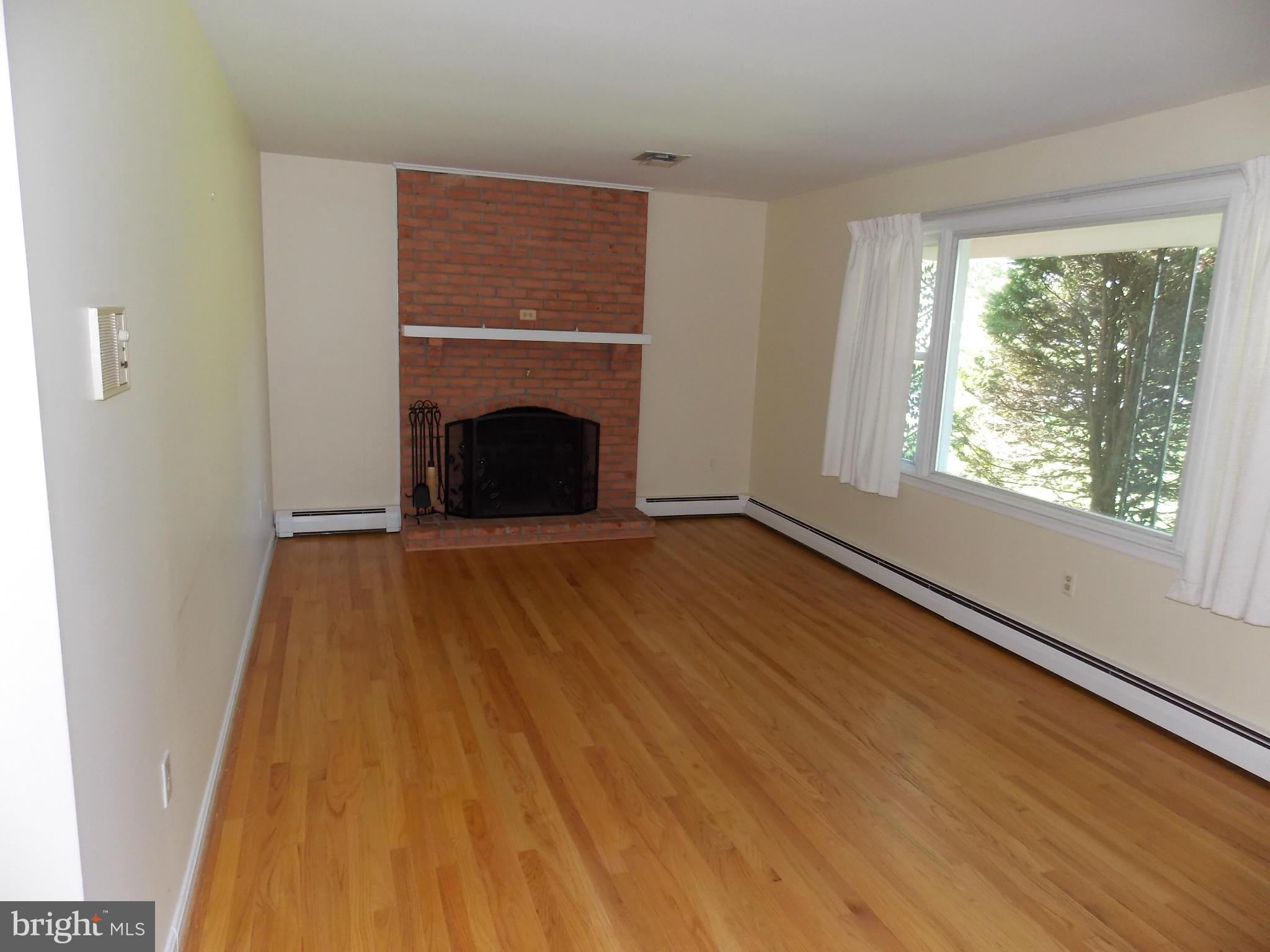921 Streaker Road Sykesville, MD 21784 - Photo 3 of 25 Living Room