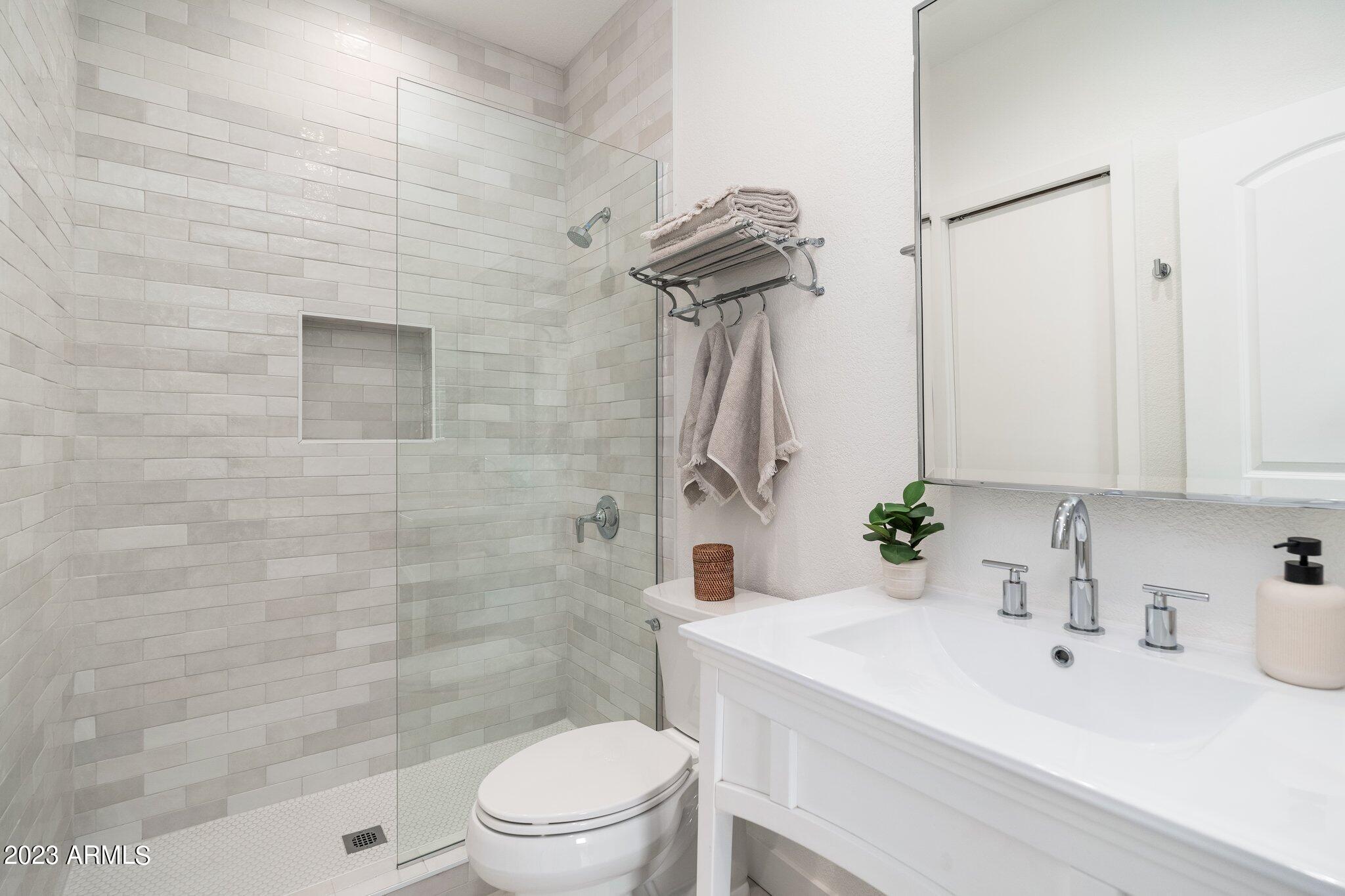 7710 East Gainey Ranch Road, Unit 259 Scottsdale, AZ 85258 - Photo 16 of 48 a bathroom with a sink a toilet and shower