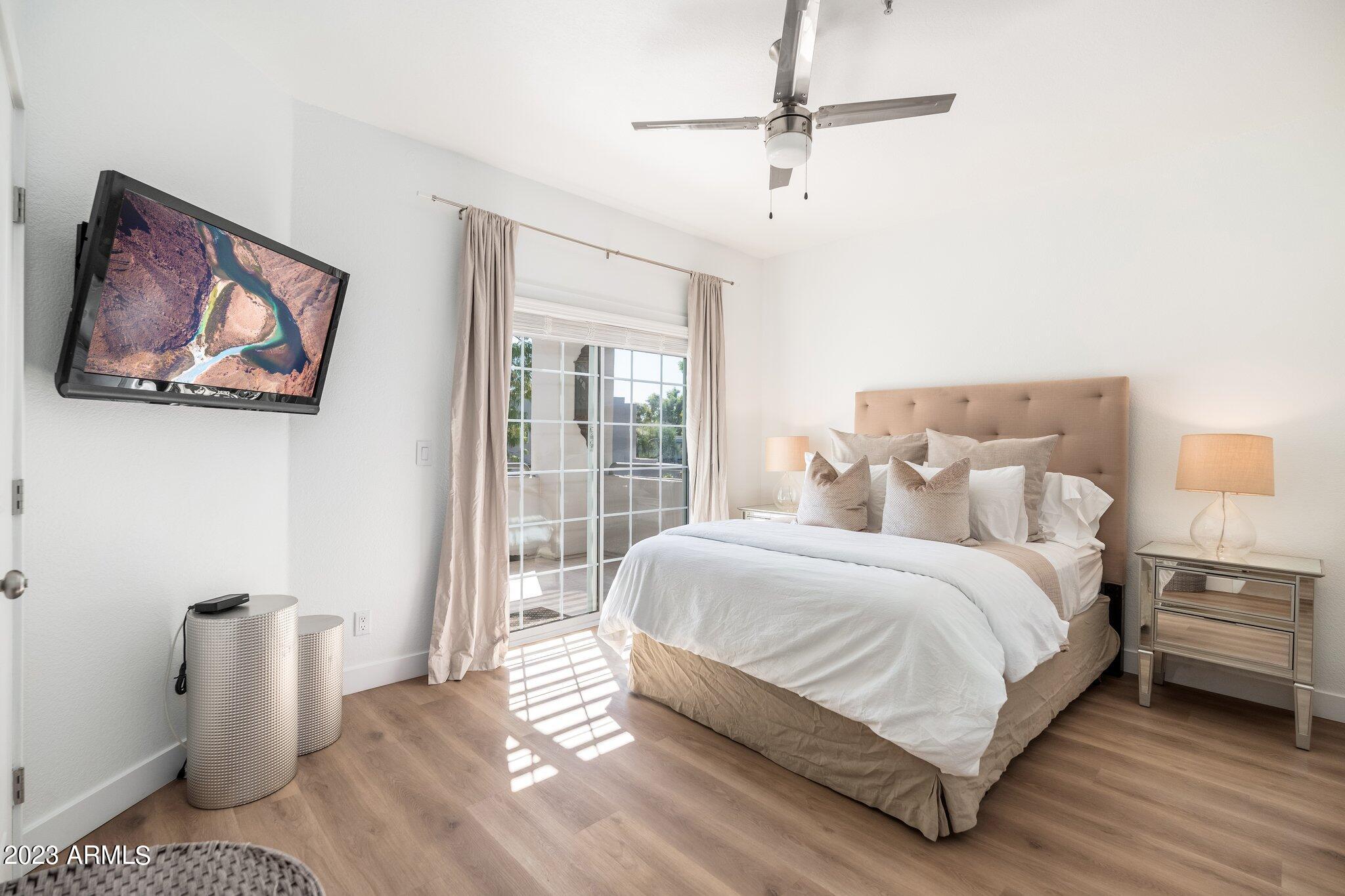 7710 East Gainey Ranch Road, Unit 259 Scottsdale, AZ 85258 - Photo 22 of 48 a bedroom with a large bed and a painting on the wall