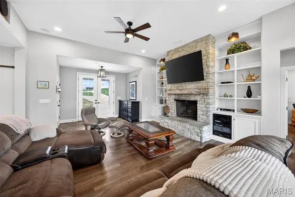 $995,000 | 280 Sycamore Lane, Moscow Mills, MO 63362