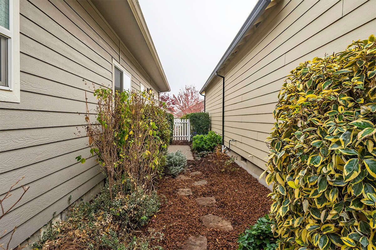 1078 North Haskell Street Central Point, OR 97502 - Photo 21 of 25 21