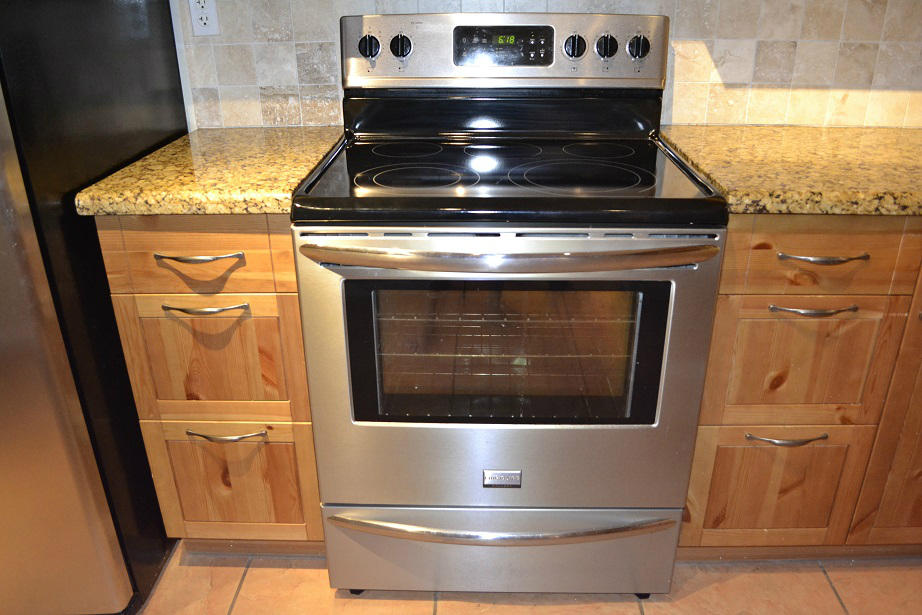 380 Northwest 67th Street, Unit J102 Boca Raton, FL 33487 - Photo 7 of 29 stove