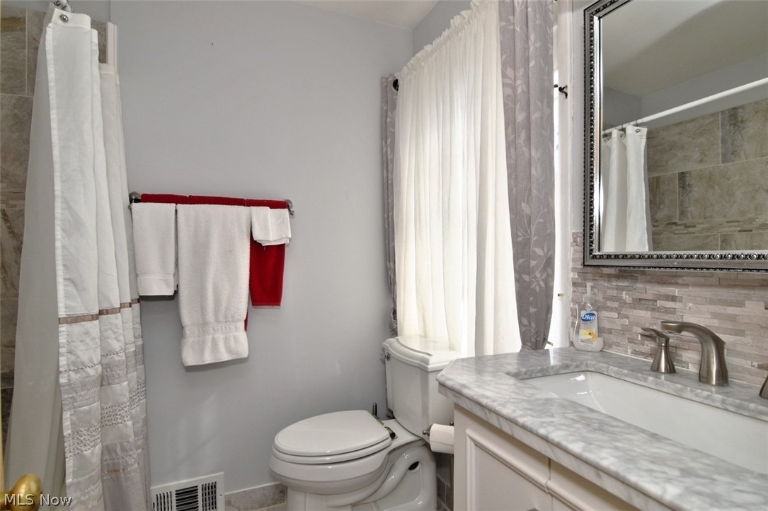 15991 Henley Road Cleveland, OH 44112 - Photo 27 of 36 Full bath 2nd floor hall