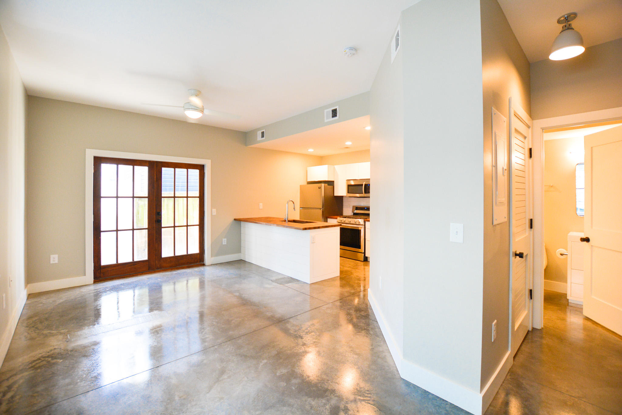 195 Smith Street, Unit B Charleston, SC 29403 - Photo 2 of 15 20210203-_DSC8949