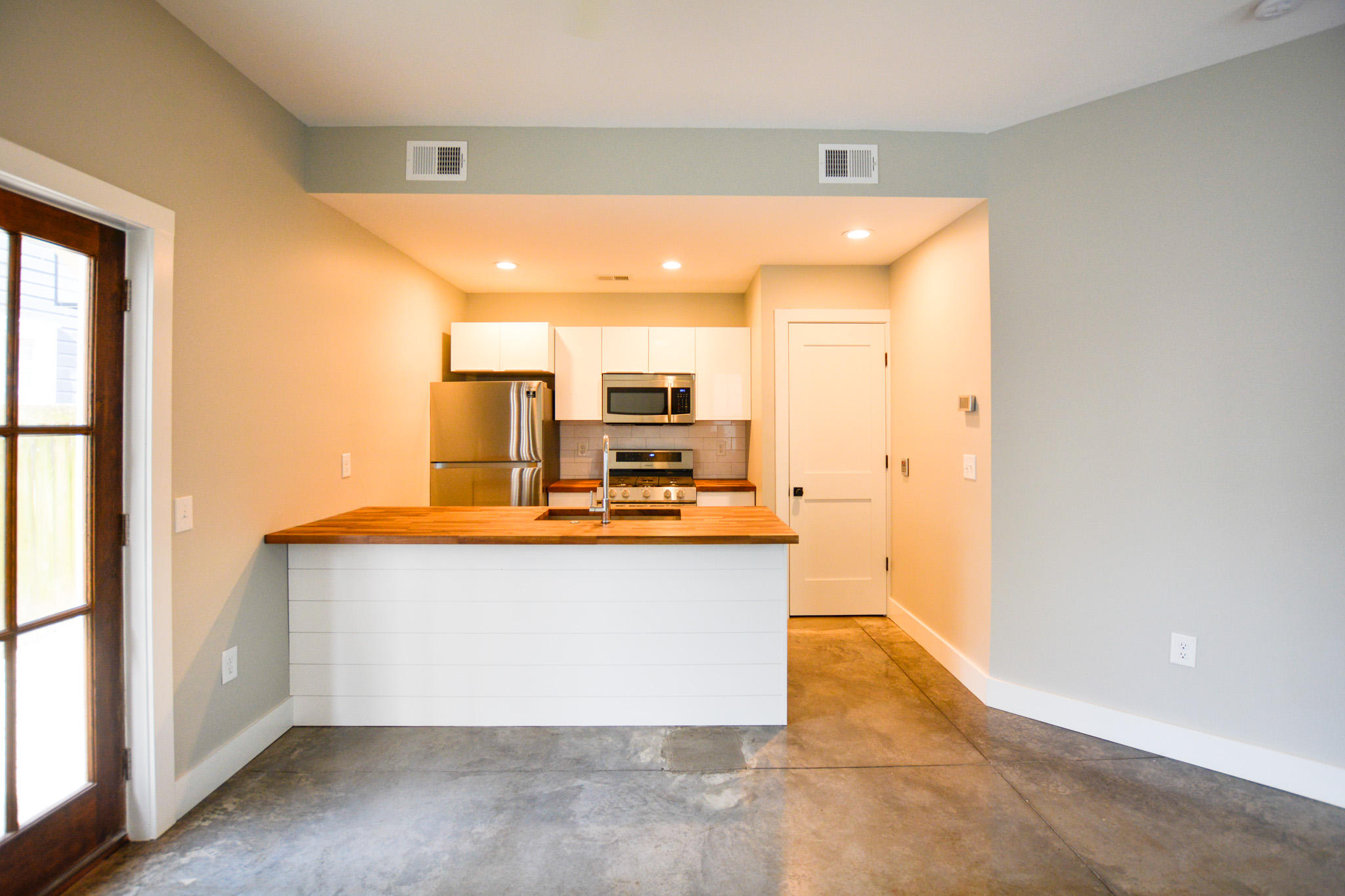 195 Smith Street, Unit B Charleston, SC 29403 - Photo 4 of 15 20210203-_DSC8954