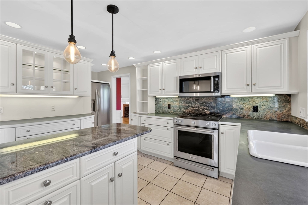 186 Viscount Road Longmeadow, MA 01106 - Photo 6 of 40 Gallery Image 6