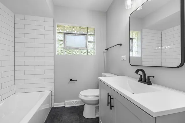 $277,500 | 1006 East 163rd Street, South Holland, IL 60473