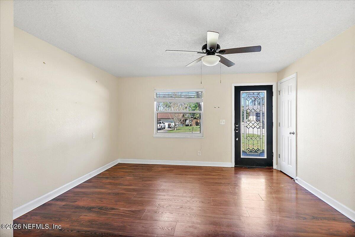 428 Neptune Road Orange Park, FL 32073 - Photo 3 of 13 03-Living Room