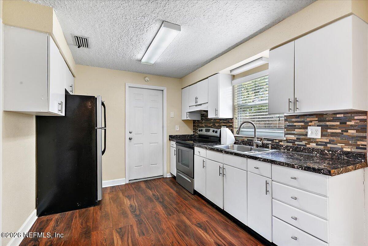 428 Neptune Road Orange Park, FL 32073 - Photo 4 of 13 04-Kitchen