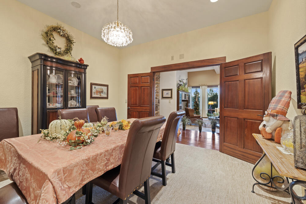 6012 Cooper's Hawk Road Klamath Falls, OR 97601 - Photo 25 of 58 Dining Room