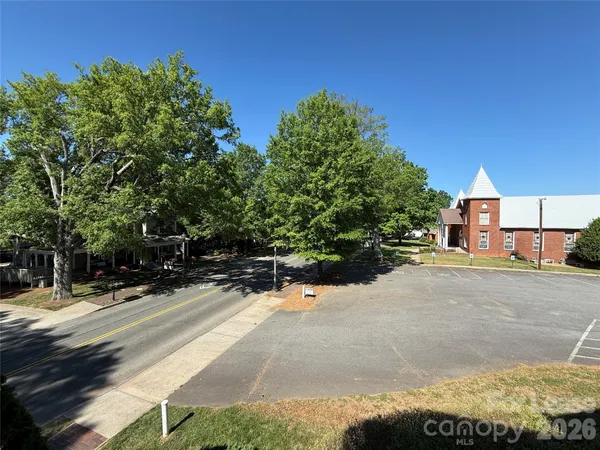 $1,795 | 21025 Catawba Avenue, Unit 202, Cornelius, NC 28031