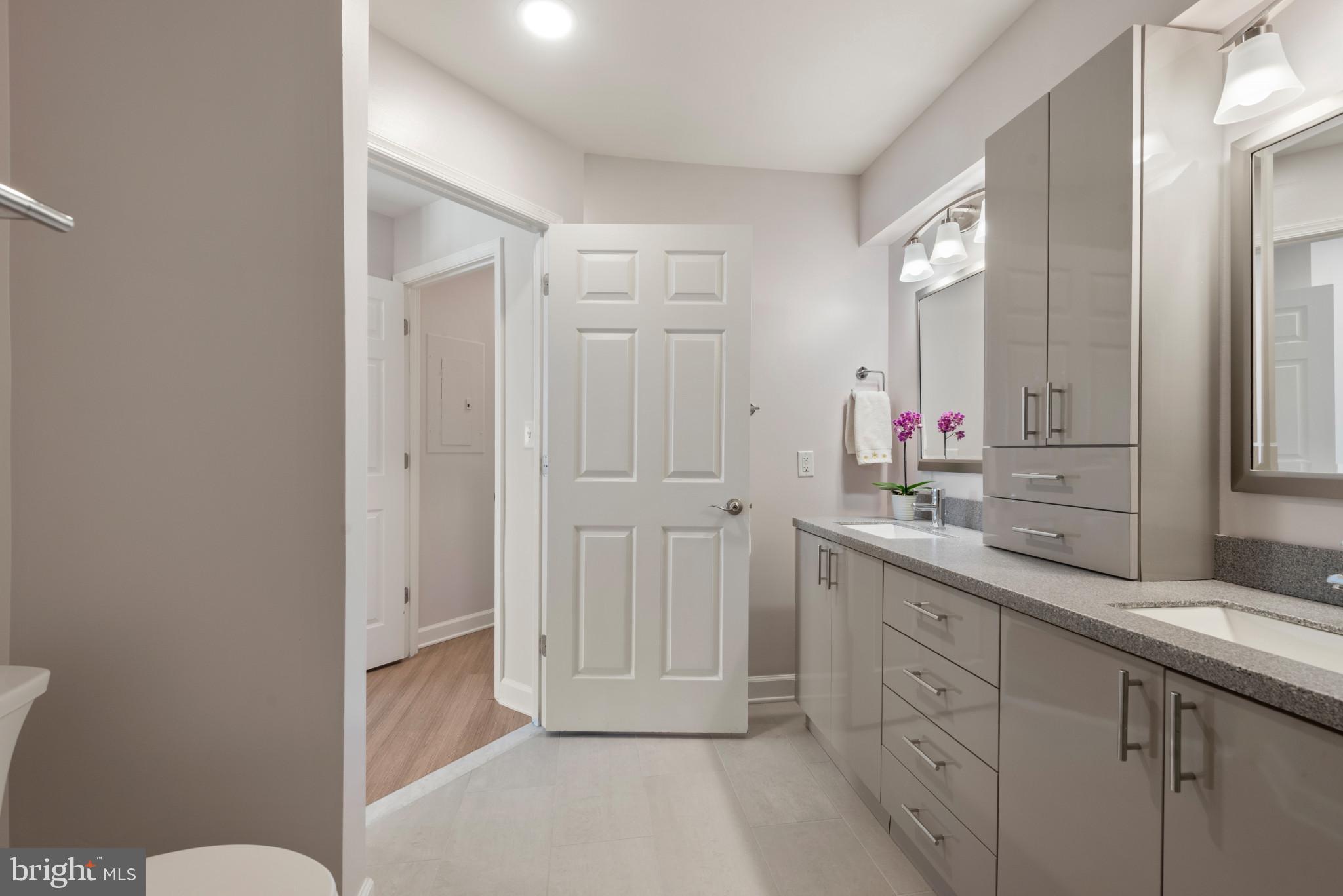 100 Harborview Drive, Unit 1209 Baltimore, MD 21230 - Photo 9 of 43 a spacious bathroom with double vanity and a mirror