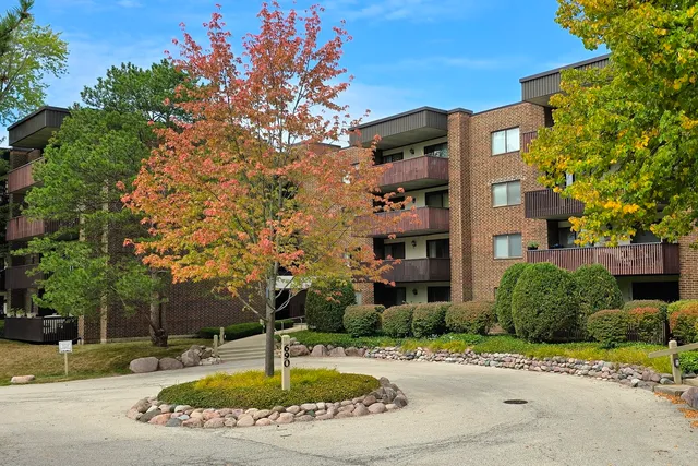 $159,000 | 690 Chandler Road, Unit 207, Gurnee, IL 60031