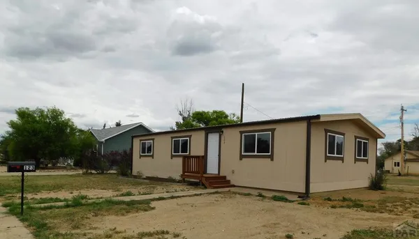 a view of a house with backyard