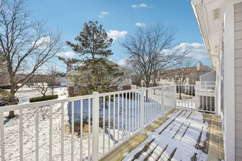 $334,900 | 615 Grosse Pointe Circle, Unit 127, Vernon Hills, IL 60061