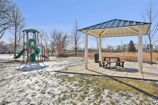 $334,900 | 615 Grosse Pointe Circle, Unit 127, Vernon Hills, IL 60061