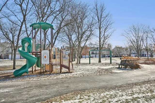 $334,900 | 615 Grosse Pointe Circle, Unit 127, Vernon Hills, IL 60061