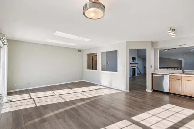 $334,900 | 615 Grosse Pointe Circle, Unit 127, Vernon Hills, IL 60061