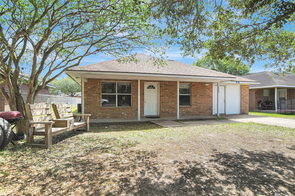 1920 6th Street Hempstead, TX 77445 - Photo 3 of 29 front view of a house with a yard