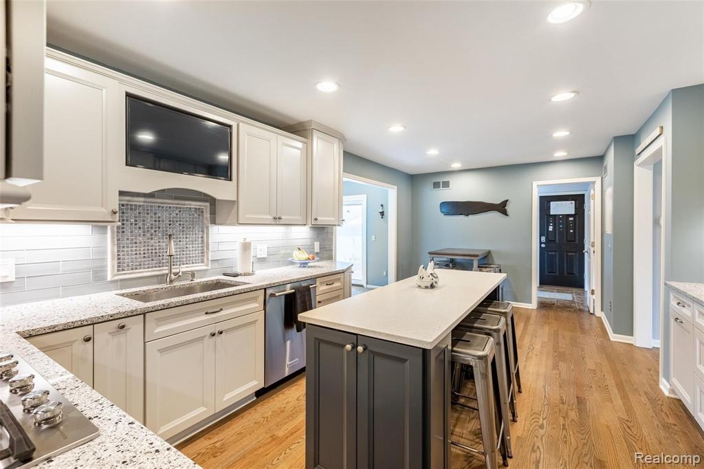1202 Lakeview Drive Rochester Hills, MI 48306 - Photo 19 of 34
